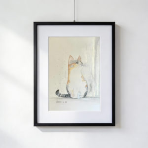 Gatto calico bianco e marrone su sfondo neutro, dipinto ad acquerello