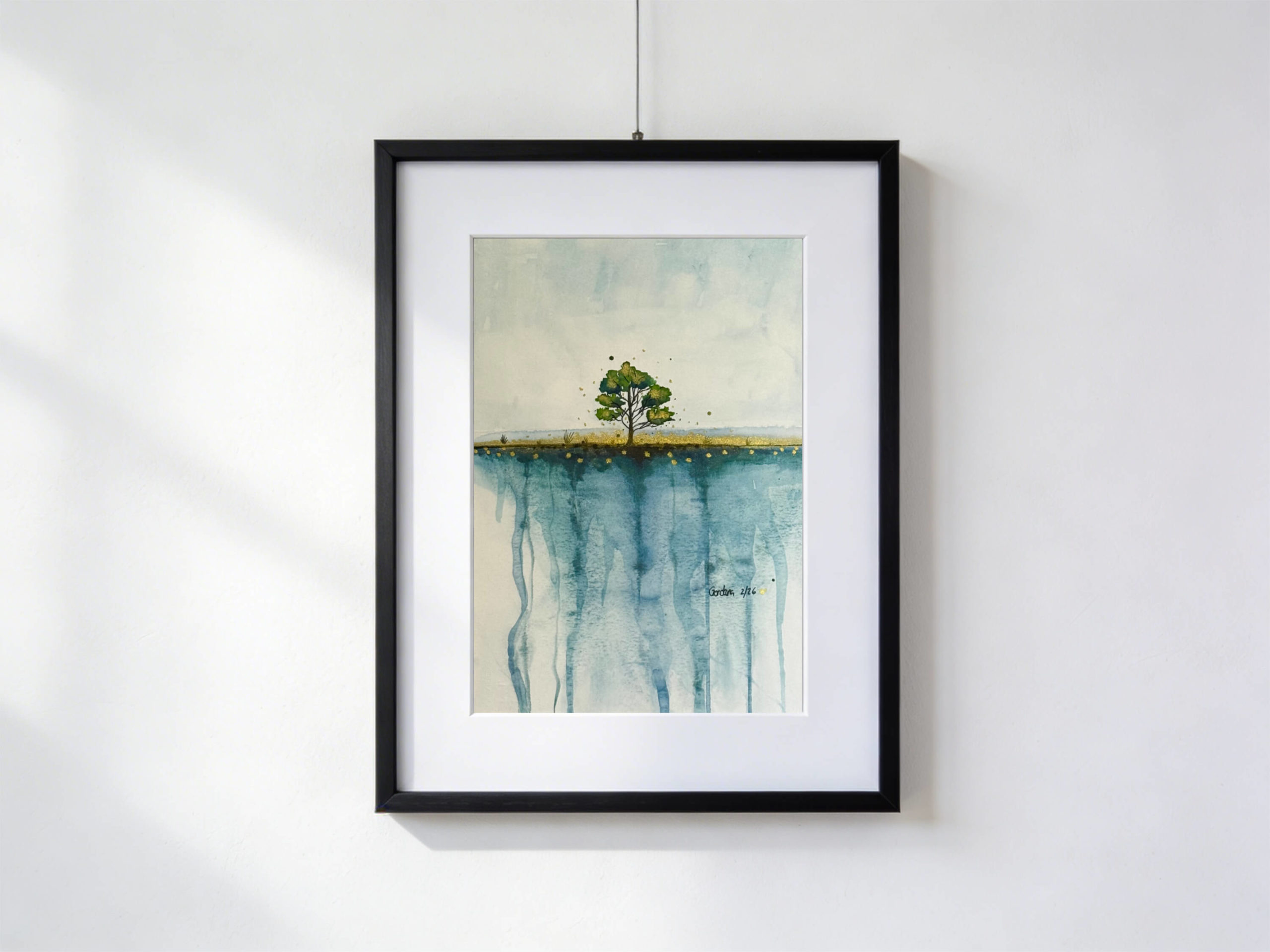 Albero nero su bordo di scogliera dorata sopra un abisso blu, acquarello con tocchi oro, china e matita, 30×40 cm con paspartout