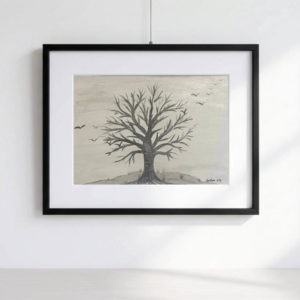 Albero spoglio grigio scuro su sfondo grigio velato con stormo di uccelli in volo, acquarello con china e matita, 30×40 cm con paspartout