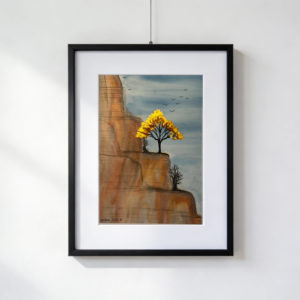 Acquarello di un paesaggio immaginario tipo canyon, con pareti rocciose nei toni caldi e un albero solitario che emerge dalla roccia in una valle desertica.
