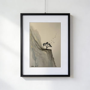 Acquarello in bianco e nero di un albero nero sospeso sull’orlo di una parete rocciosa, con piccoli uccelli nel vento e riflessi dorati come polvere d’oro sulla roccia.