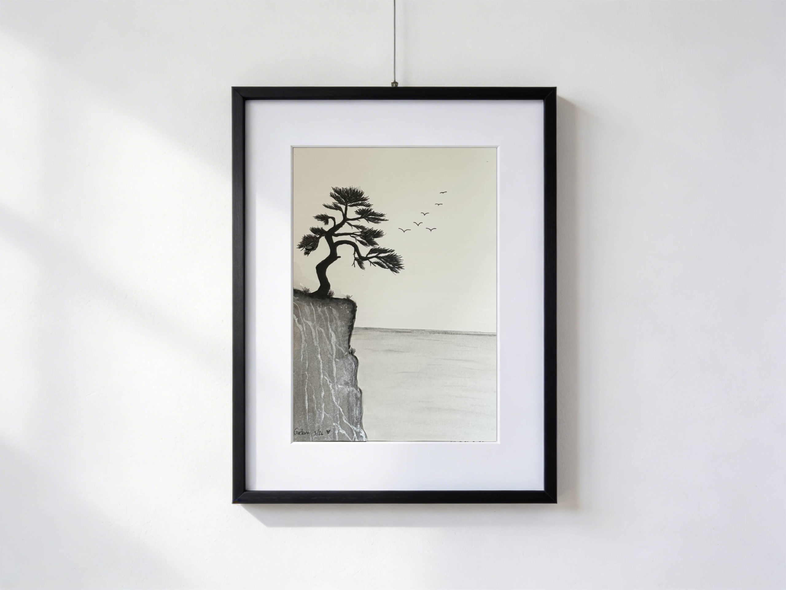 Acquarello in bianco e nero di un albero nero sospeso sull’orlo di una scogliera, con piccoli uccelli che volano nel vento sopra il vuoto sottostante.