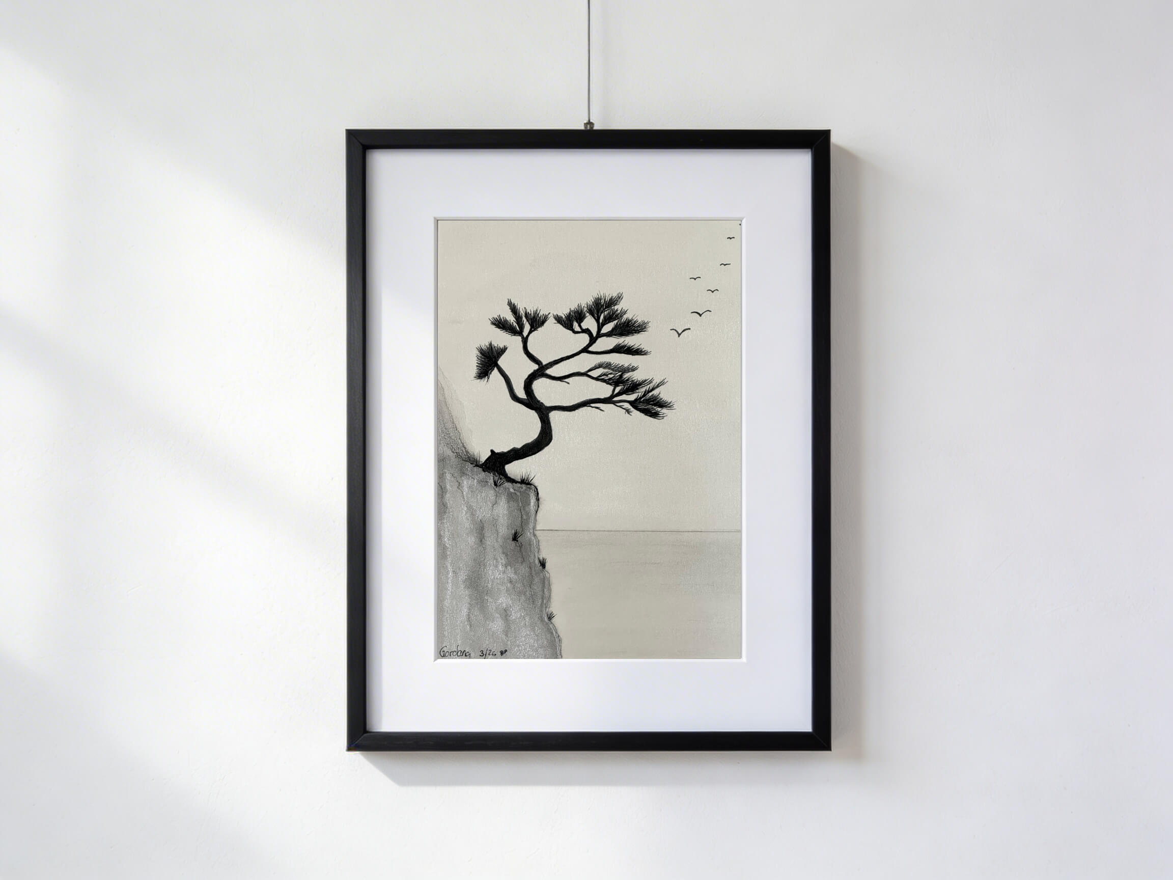 Acquarello in bianco e nero di un albero nero sull’orlo di una scogliera, curvato verso l’abisso e poi slanciato verso l’alto, con piccoli uccelli che volano nel vento.