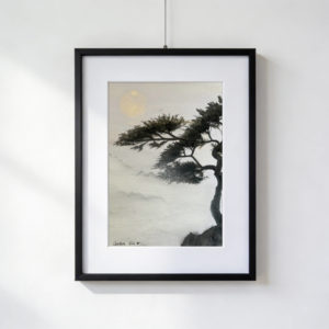 Acquarello di un albero nero sulla cima di una montagna, avvolta dalla nebbia, con un sole dorato che spunta tra le nuvole e illumina la valle sottostante