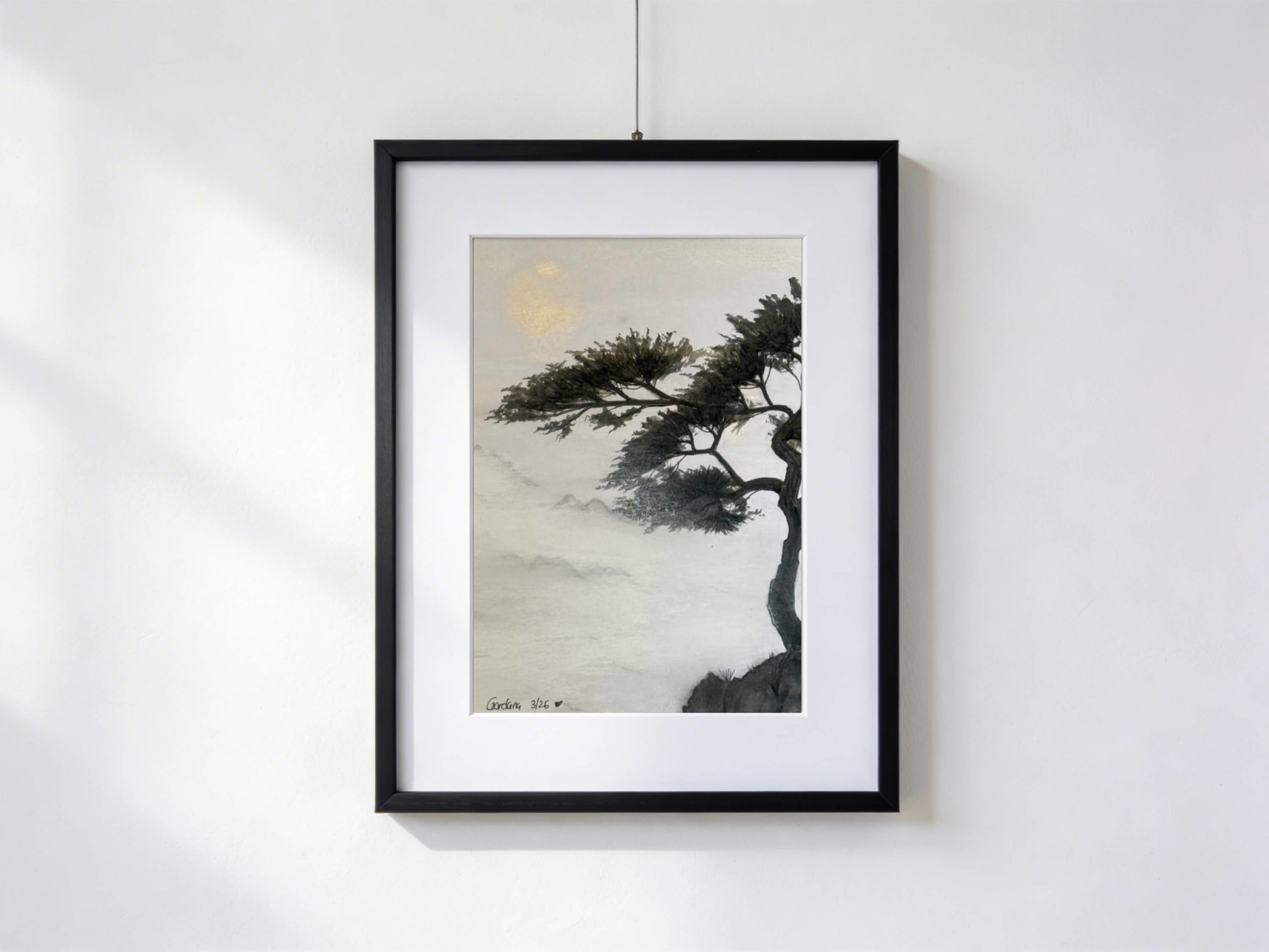 Acquarello di un albero nero sulla cima di una montagna, avvolta dalla nebbia, con un sole dorato che spunta tra le nuvole e illumina la valle sottostante