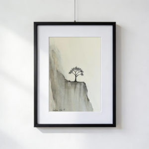 Acquarello in bianco e nero di un albero nero su una parete rocciosa, con foglie che cadono nel vento e una cascata vicina i cui spruzzi appaiono dorati alla luce del sole.