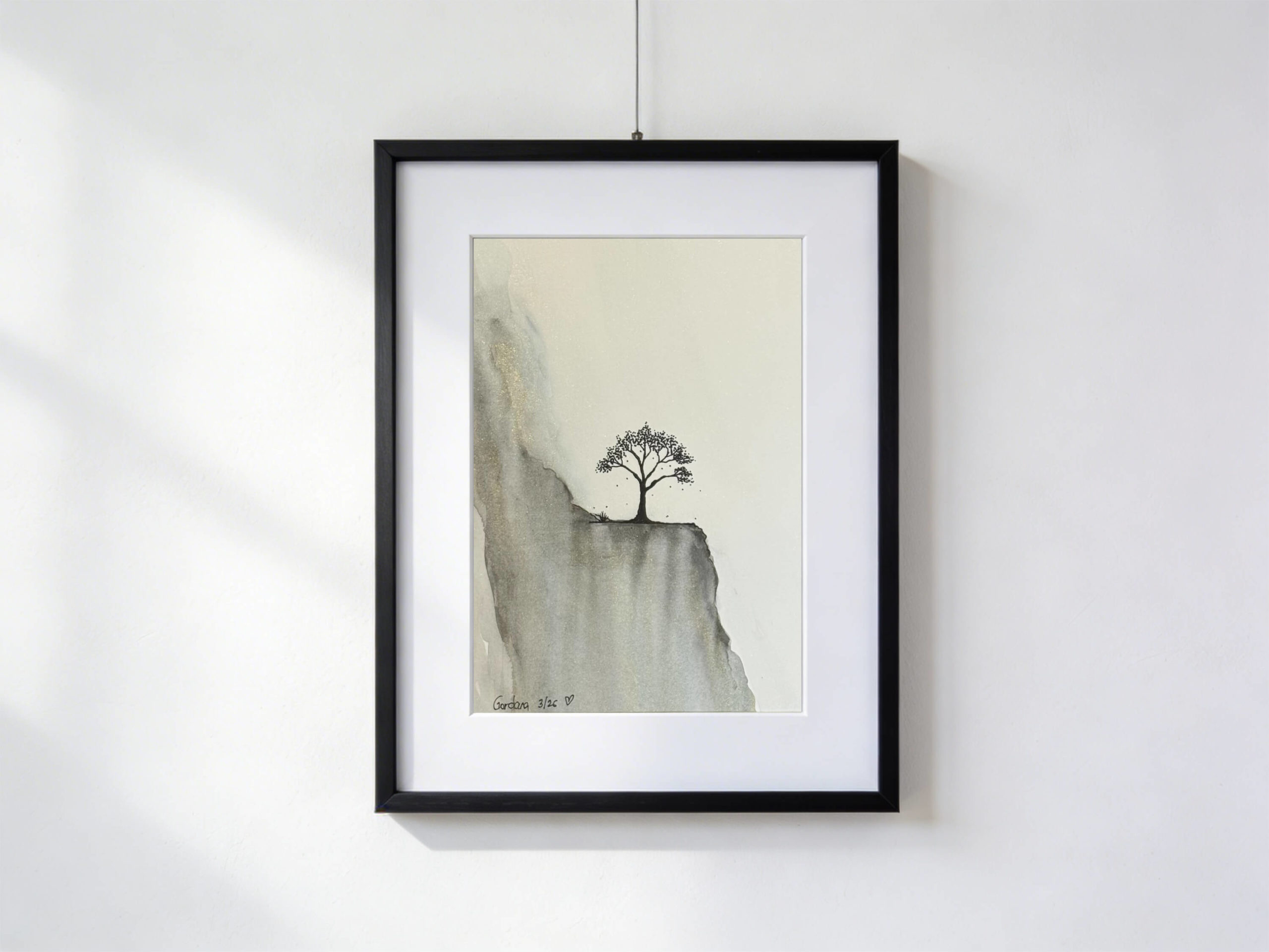 Acquarello in bianco e nero di un albero nero su una parete rocciosa, con foglie che cadono nel vento e una cascata vicina i cui spruzzi appaiono dorati alla luce del sole.