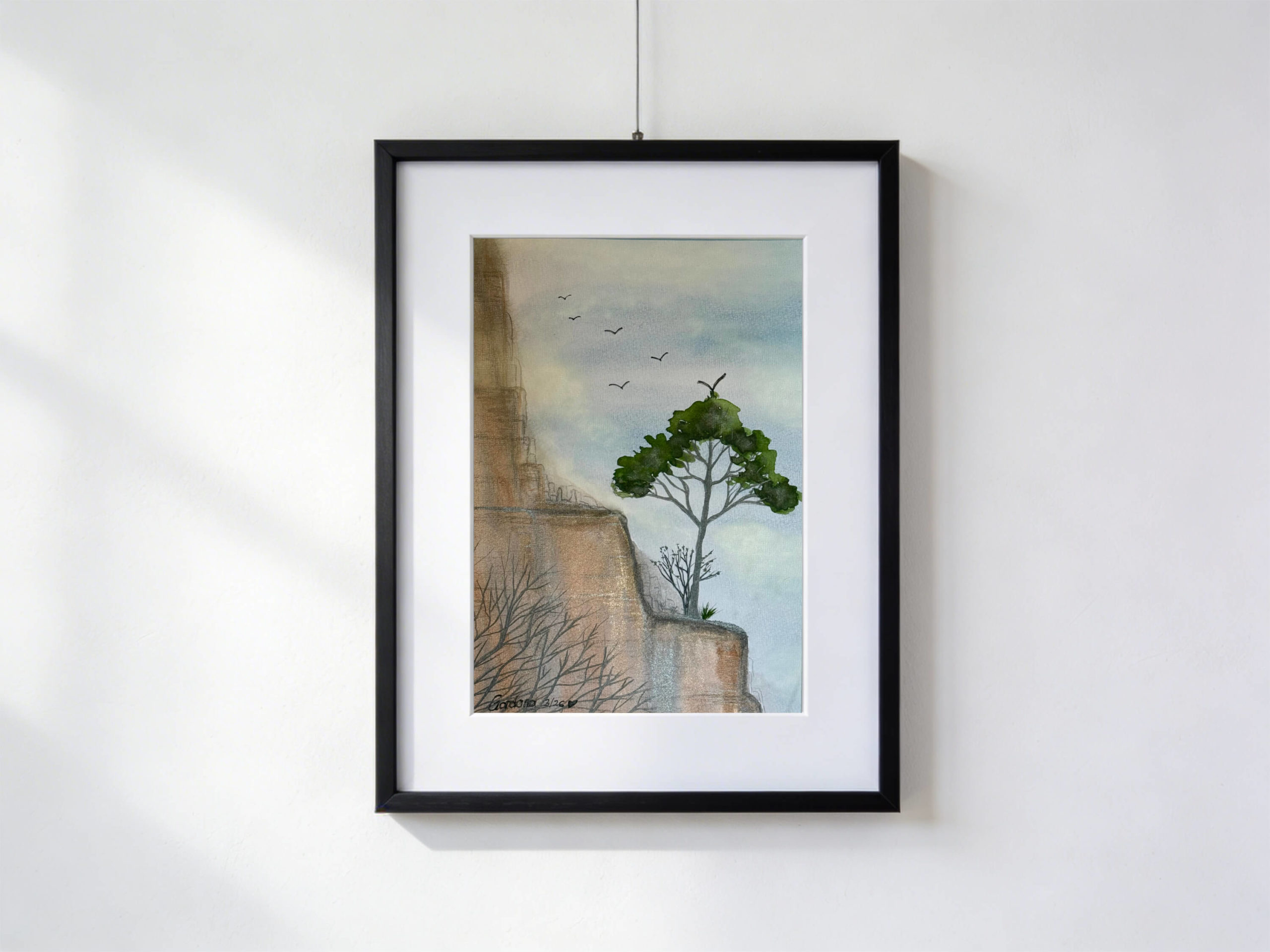 Acquarello di Gordana Majic con albero solitario in una piccola oasi su parete rocciosa, uccelli in volo in una valle desertica, formato 30 x 40 cm con paspartout