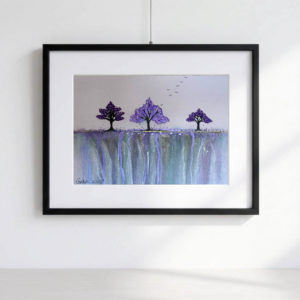 Acquarello di Gordana Majic con tre magnolie viola e lilla che fioriscono su un bordo dorato, cascate lilla sullo sfondo e uccelli che volano in un cielo pallido